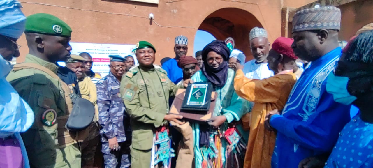 Cérémonie de remise de trophée aux artisans