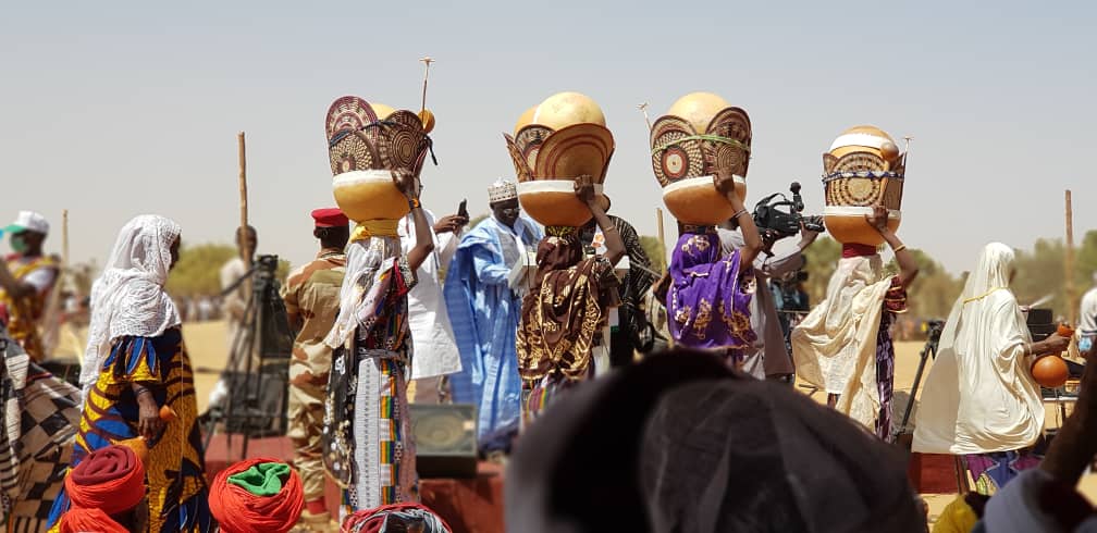 Femmes peules portant des calebasses décorées lors du Hotungo de Bangui