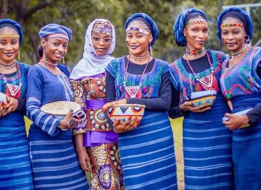Jeunes femmes peules en tenues indigo et parures traditionnelles au Hotungo