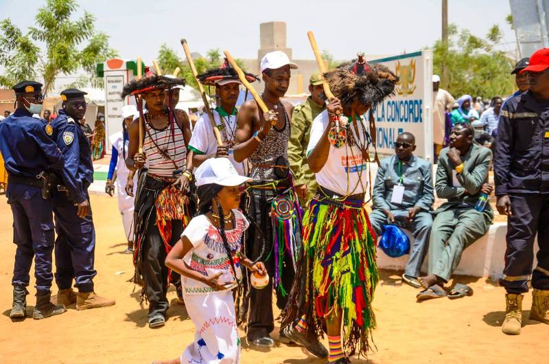 Troupe traditionnelle en tenues colorées lors de la Fête de la Concorde à Tchintabaraden