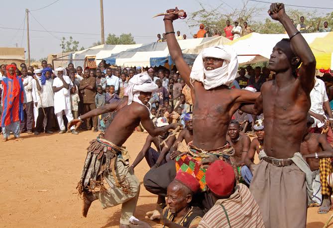 Jeunes participants au charo devant le public lors du Festival Sarho de Bambeye