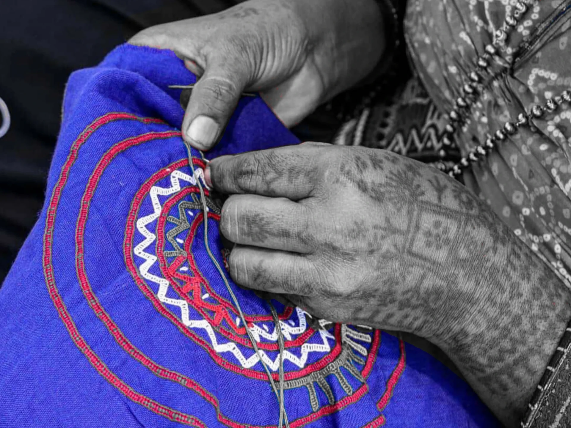 Broderie à la main sur tissu, savoir-faire textile de Tahoua