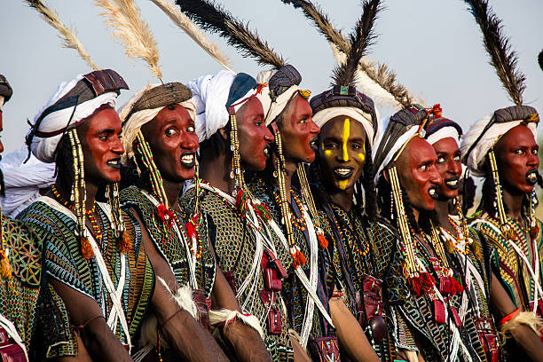 Danseurs Wodaabé au visage maquillé chantant en ligne durant le concours de beauté du Guéréwol