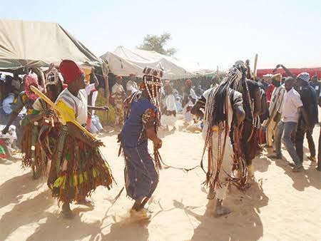 Danseurs masqués en costumes de fibres lors du Festival Traditionnel Sarho à Bambeye