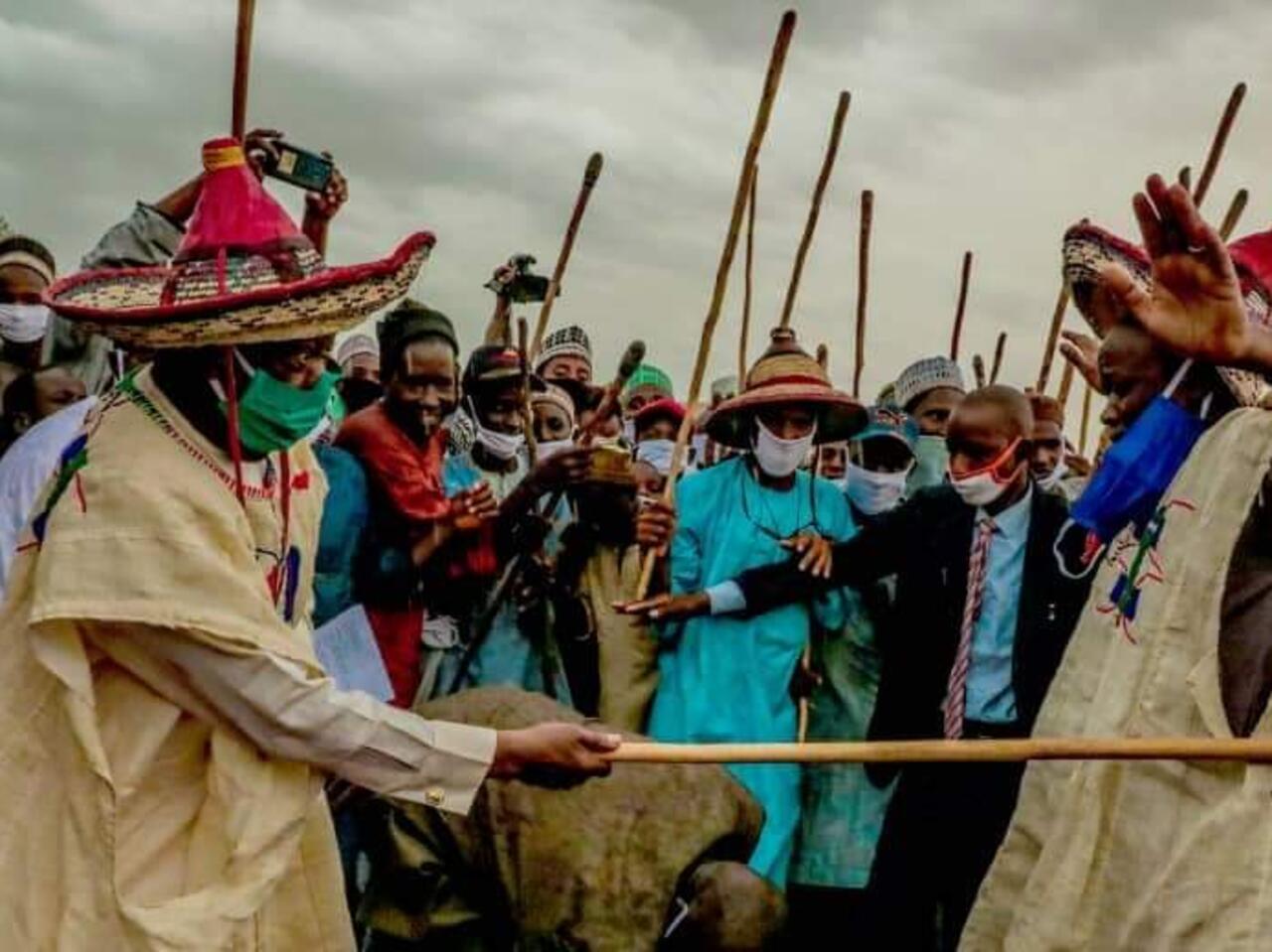 Chefs coutumiers en chapeaux de paille lors des cérémonies pastorales des Wodaabé