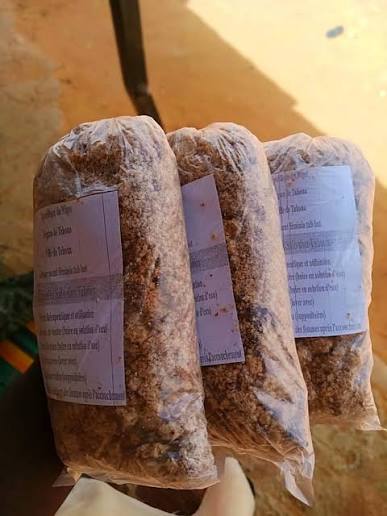 Sachets de sabulu salo, savon traditionnel produit à Tahoua