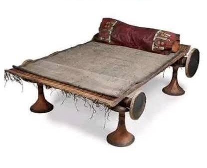 Lit touareg traditionnel en bois et cuir de Tassara