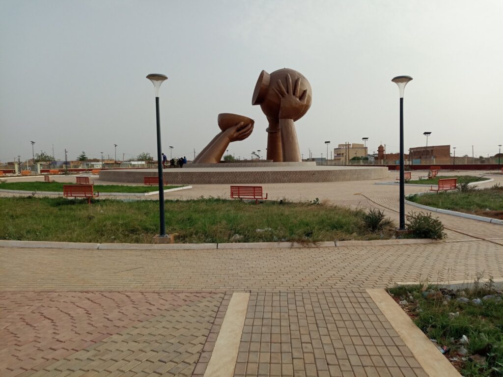 Monument des mains tenant une calebasse sur un rond-point aménagé à Tahoua
