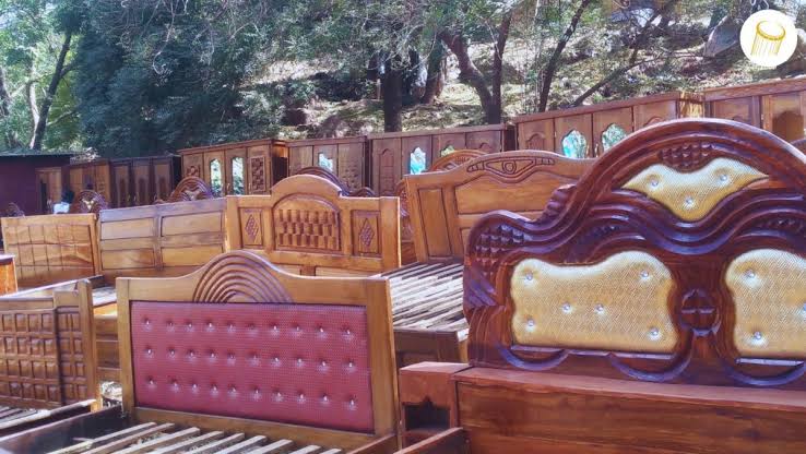 Lits et meubles en bois sculpté, menuiserie de Tahoua