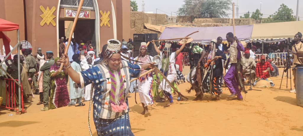 Danse traditionnelle devant le Palais Royal durant le Zuga Sallar Adar