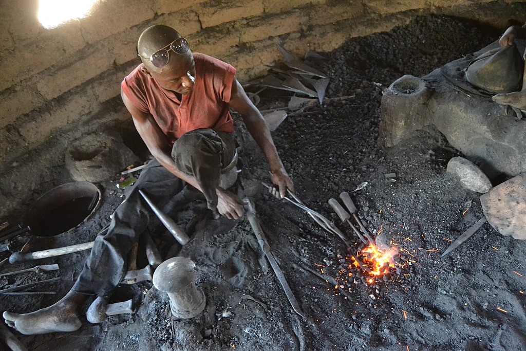 Forgeron travaillant le métal sur sa forge à Bagaroua