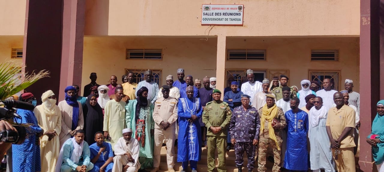 Photo de famille des participants au Gouvernorat de Tahoua