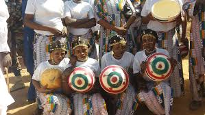 Groupe de femmes peules avec calebasses ornées lors des festivités du Hotungo
