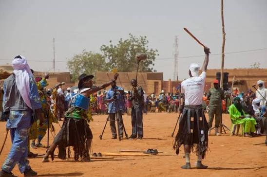 Démonstration de charo, lutte rituelle au bâton, durant le Festival Sarho de Bambeye