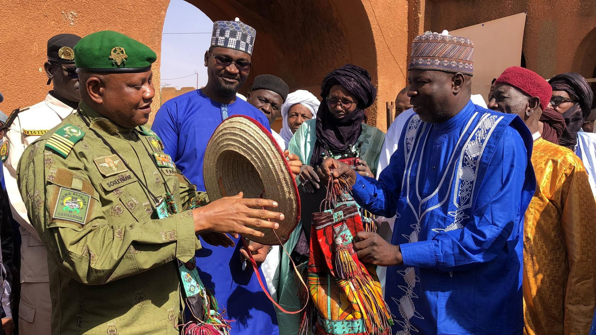 Remise d'objets artisanaux au Gouverneur de Tahoua